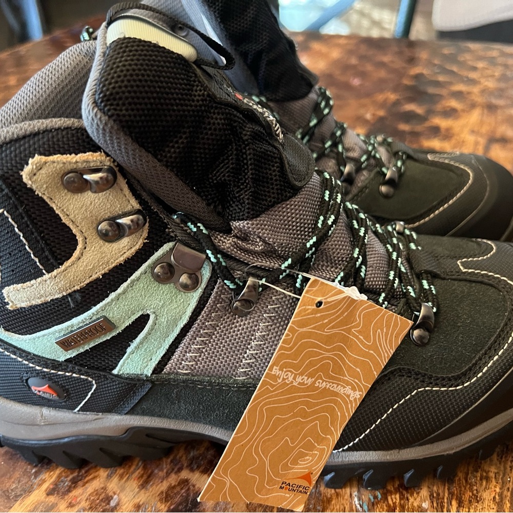 Pacific mountain Women's Black and Gray Winter/ all weather Boots